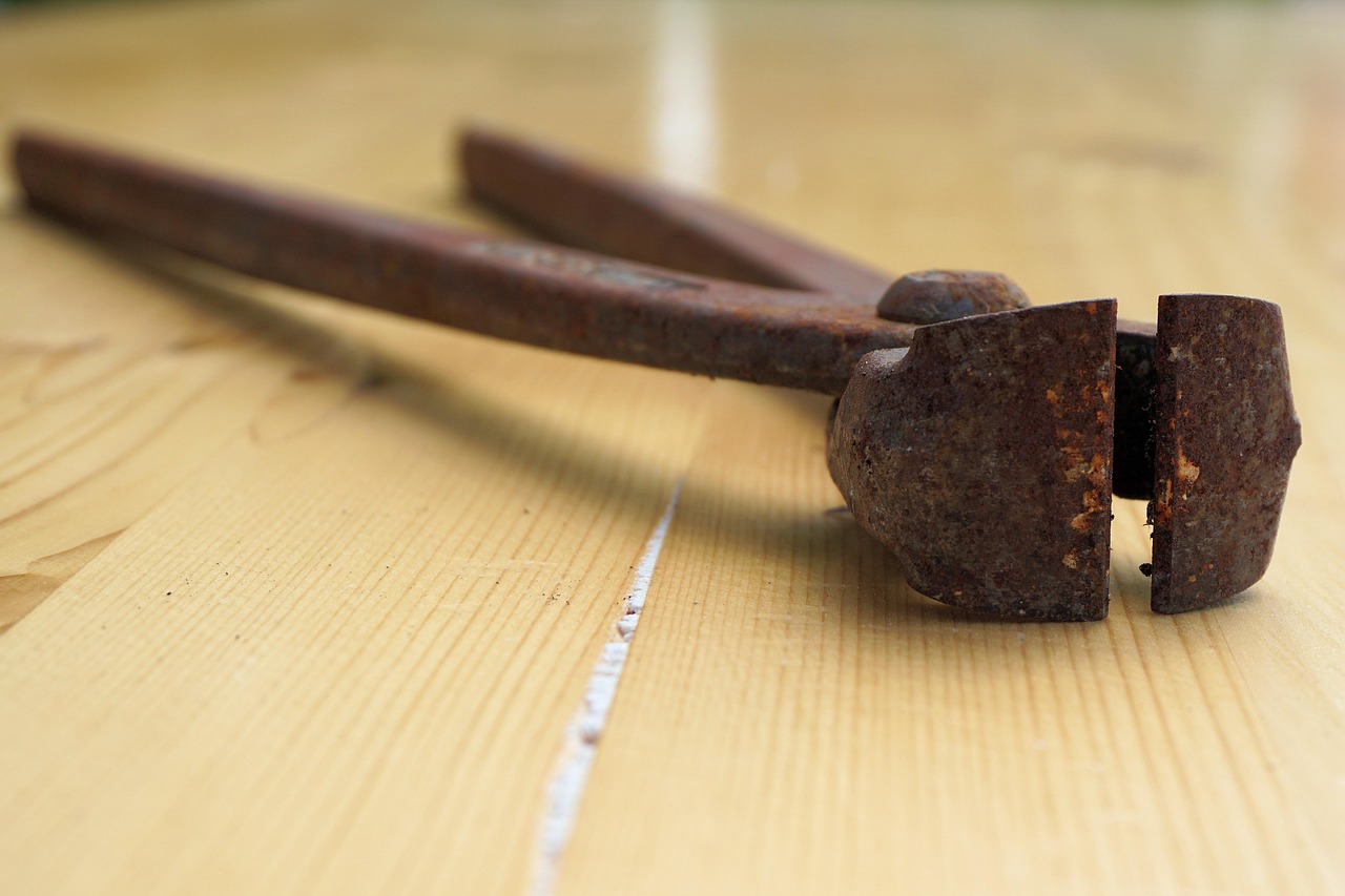 Immagine di un mobile con residui di colla e strumenti per la rimozione delicata.