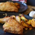 Friggitrice ad aria con piatti appetitosi pronti da servire.