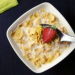 Cereali in scatola con etichetta allarmante su rischi per cuore, glicemia e peso.