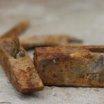 Immagine di un pavimento con macchie di ruggine e un detergente efficace per la pulizia.