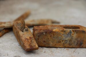 Il trucco per eliminare le macchie di ruggine dal pavimento