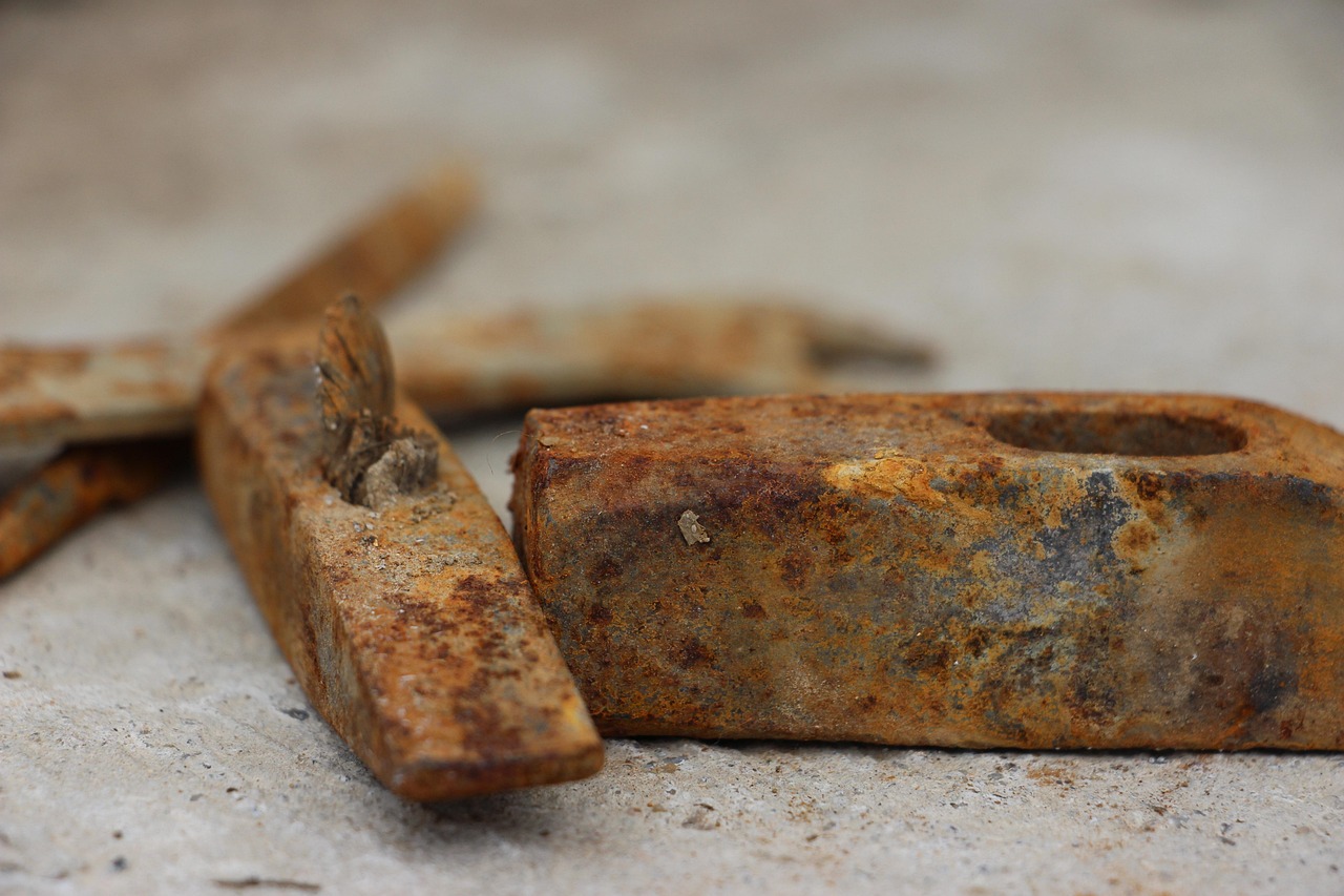 Immagine di un pavimento con macchie di ruggine e un detergente efficace per la pulizia.