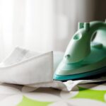 Tecnica veloce per stirare camicie, con ferro da stiro e camicia ben distesa su un asse.