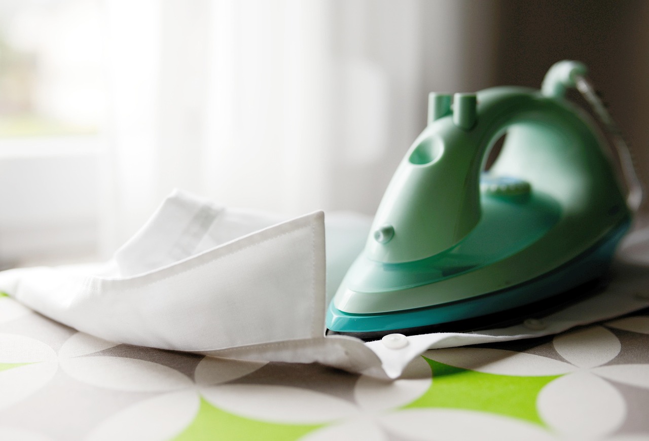 Tecnica veloce per stirare camicie, con ferro da stiro e camicia ben distesa su un asse.