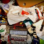 Immagine di una stanza con finestre chiuse e una pianta, simbolo di odore di chiuso in casa.