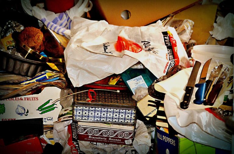 Odore di chiuso in casa: ecco le 5 cause e i rimedi per eliminarlo