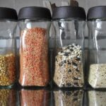 Immagine di una dispensa ordinata con contenitori etichettati e cibi ben organizzati.