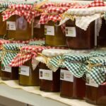 Marmellate di marche sconsigliate esposte su uno scaffale di un supermercato.