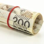 Pensionati che ricevono informazioni sulle variazioni della pensione nel 2026.