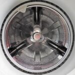 Lavatrice pulita con detersivo e accessori per un ciclo di lavaggio efficace.