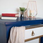 Mobili verniciati senza carteggiatura, mostrando il risultato finale e la tecnica utilizzata.