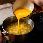 Stracciatella in brodo ricetta abruzzese: la fase di aggiunta delle uova che non tutti fanno nel momento giusto