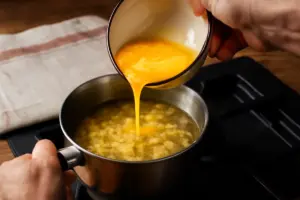 Stracciatella in brodo ricetta abruzzese: la fase di aggiunta delle uova che non tutti fanno nel momento giusto