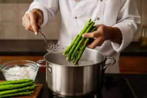 Come cucinare gli asparagi freschi senza perderne il sapore? Il metodo meno noto degli chef