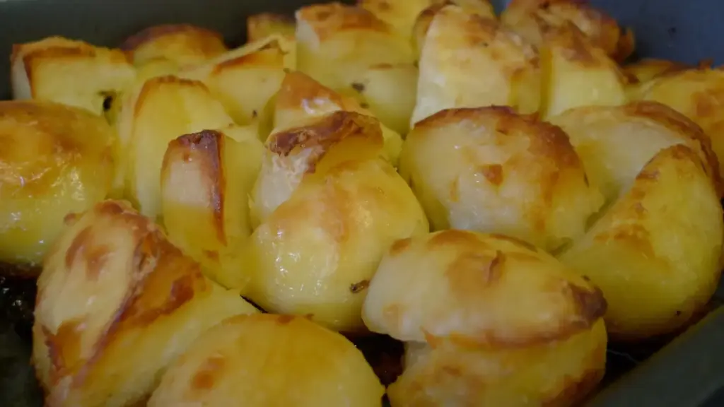 Patate al forno croccanti fuori e morbide dentro: perché il taglio conta quasi quanto la temperatura