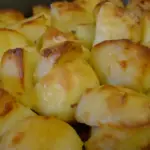 Patate al forno croccanti fuori e morbide dentro: perché il taglio conta quasi quanto la temperatura
