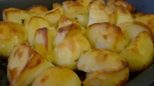 Patate al forno croccanti fuori e morbide dentro: perché il taglio conta quasi quanto la temperatura