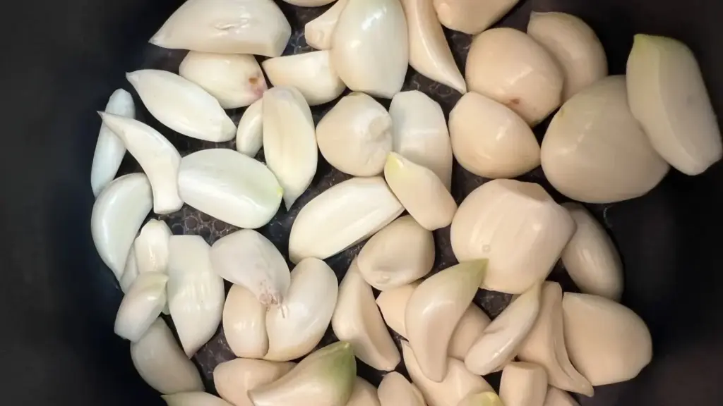 Aglio nell’olio: il momento in cui diventa amaro e rovina il soffritto