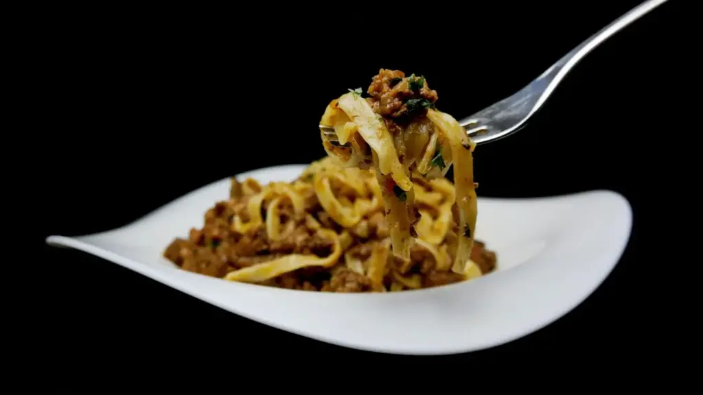 Ragù che sa solo di pomodoro: come costruire sapore senza caricare di spezie