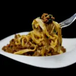 Ragù che sa solo di pomodoro: come costruire sapore senza caricare di spezie