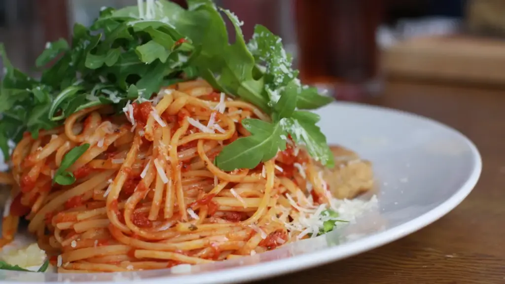Pasta che si incolla dopo averla scolata: dove si perde il controllo tra acqua, attesa e condimento