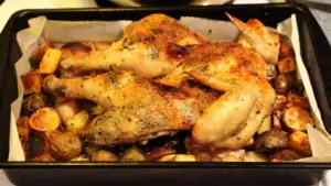 Pollo al forno asciutto fuori e poco uniforme dentro: perché pezzi e teglia cambiano la cottura