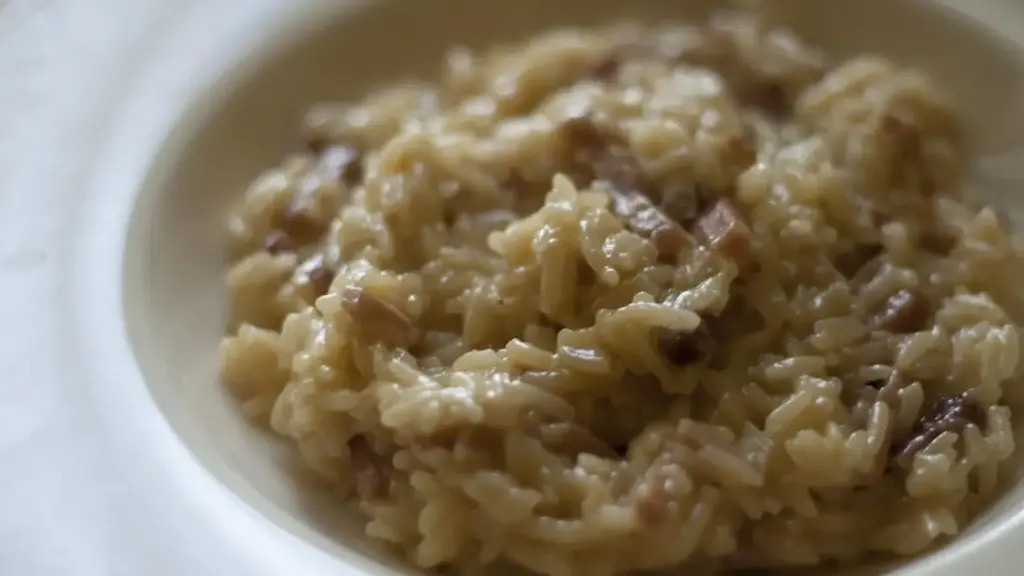 Risotto che si siede nel piatto: il punto della mantecatura che cambia consistenza e tenuta