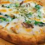 Pizza con fondo morbido al centro: perché salsa troppo liquida e condimenti umidi pesano più di qualche minuto in più di forno
