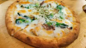 Pizza con fondo morbido al centro: perché salsa troppo liquida e condimenti umidi pesano più di qualche minuto in più di forno
