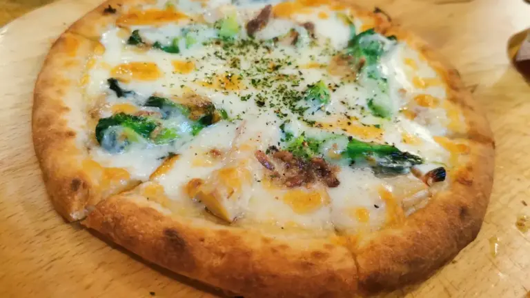 Pizza con fondo morbido al centro: perché salsa troppo liquida e condimenti umidi pesano più di qualche minuto in più di forno
