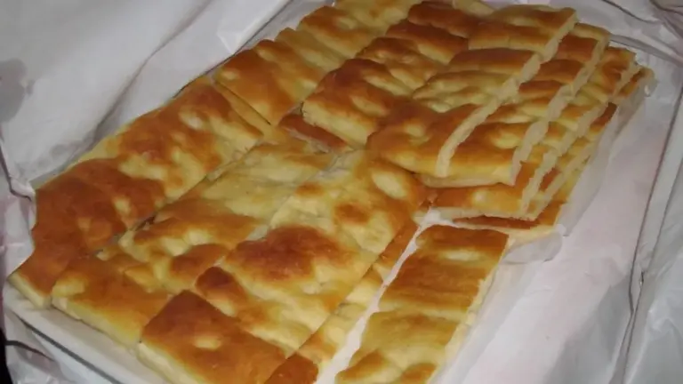 Focaccia piena di bolle prima del forno: come fare le fossette senza schiacciare tutta la struttura
