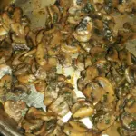 Pizza con funghi e cipolle che bagna il centro: perché cuocere prima i condimenti può cambiare la consistenza finale