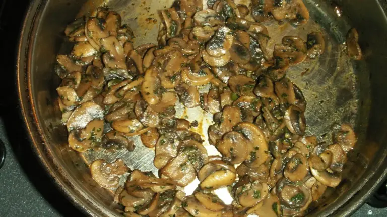 Pizza con funghi e cipolle che bagna il centro: perché cuocere prima i condimenti può cambiare la consistenza finale