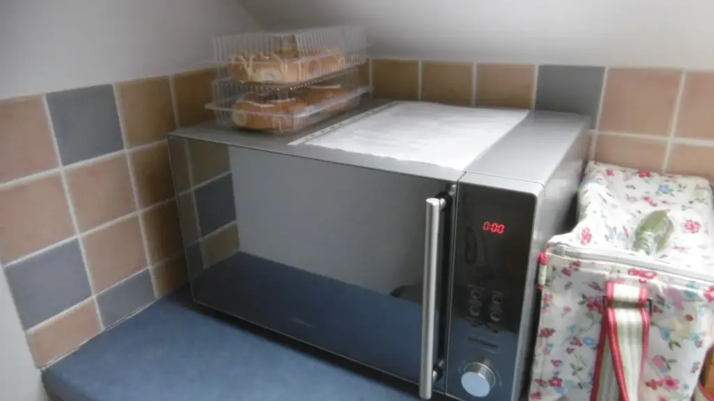 Avanzo scongelato al microonde: perché va riscaldato fino in fondo invece di fermarsi appena i bordi sono caldi