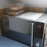 Avanzo scongelato al microonde: perché va riscaldato fino in fondo invece di fermarsi appena i bordi sono caldi