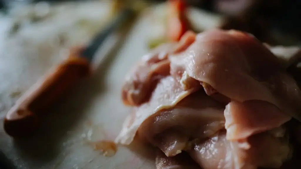 Pollo crudo e tagliere: perché lavare utensili e superfici prima di toccare il cibo già cotto