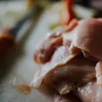 Pollo crudo e tagliere: perché lavare utensili e superfici prima di toccare il cibo già cotto