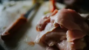 Pollo crudo e tagliere: perché lavare utensili e superfici prima di toccare il cibo già cotto