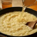 Risotto che si asciuga prima della mantecatura: perché aggiungere brodo tutto insieme rende più difficile controllare la consistenza
