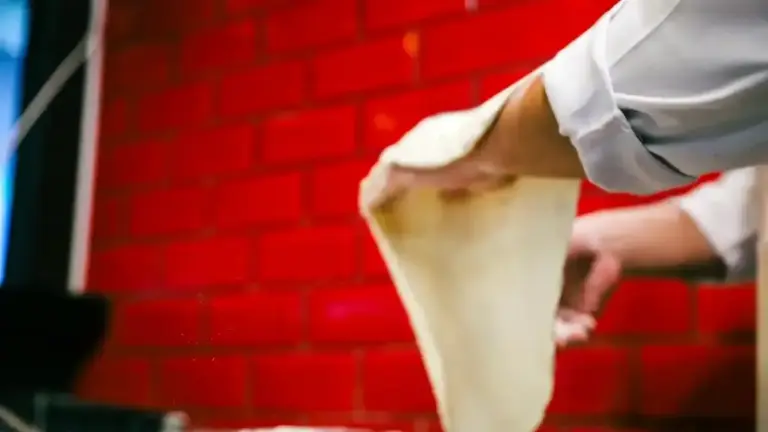 Impasto della pizza troppo appiccicoso: cosa correggere prima di aggiungere altra farina